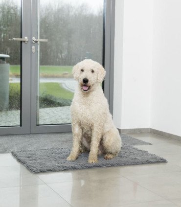 Alfombrilla absorbente y resistente con microfibras largas