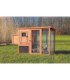 Gallinero de madera con espacio de juego y refugio