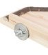 Área de posarse de madera con accesorios y perchas