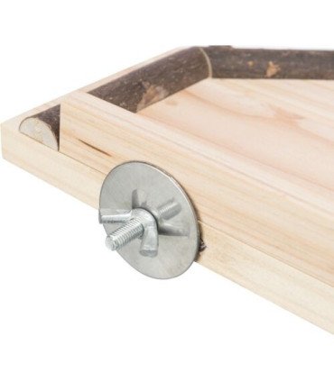 Área de posarse de madera con accesorios y perchas
