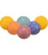 Pelota de caucho natural en caja exhibidora